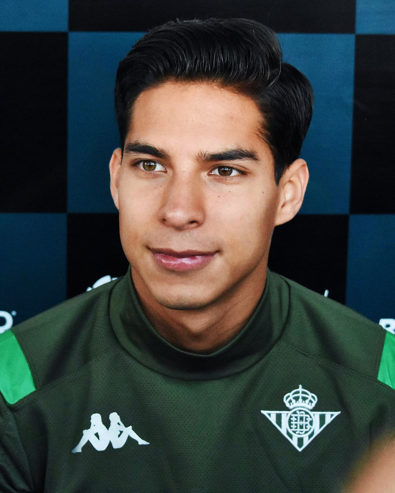 Sus buenas actuaciones le valieron un traspaso de aproximadamente 15 millones de euros al Betis de Sevilla.