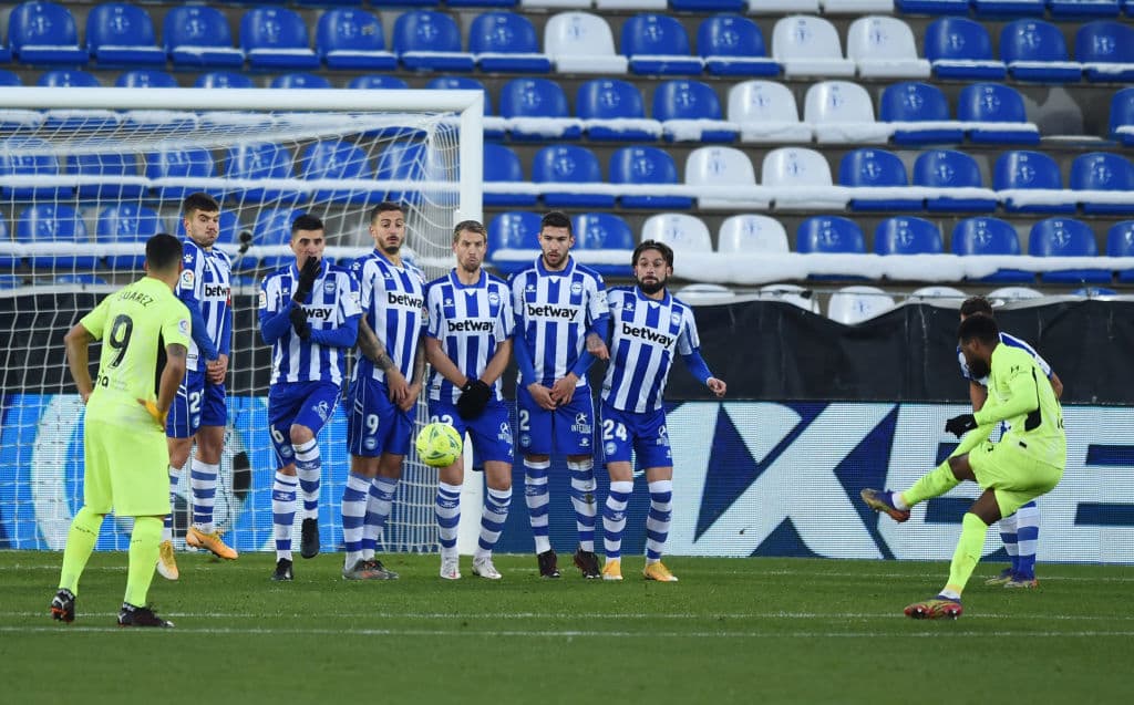 Atletico de Madrid vence al Alavés 2-1 con goles de Llorente y Suárez. Los colchoneros se colocan como líderes de la tabla de LaLiga con menos partidos jugados que el Real Madrid.