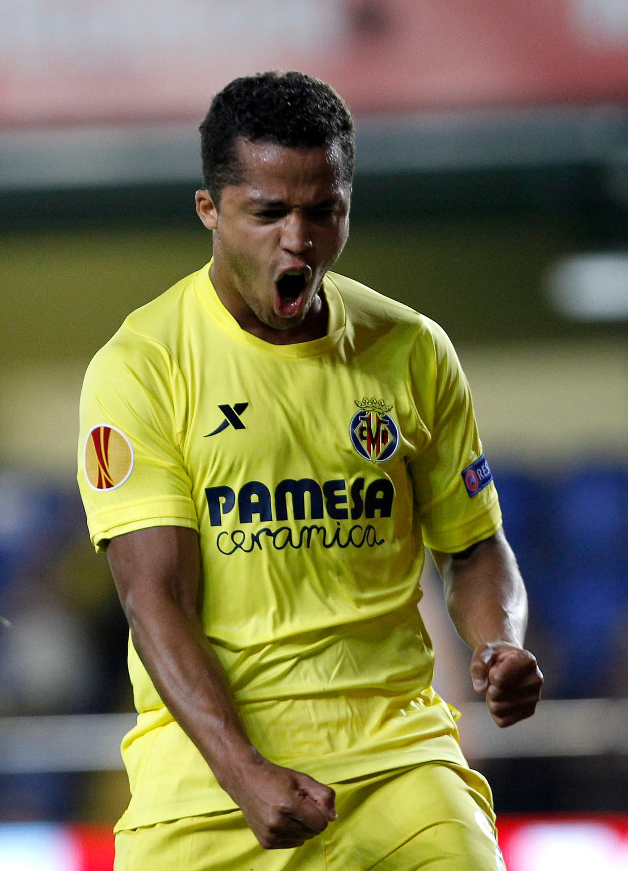 Del 2013 al 2015, el mediocampista recaló en el Villarreal, antes de dar el salto a la MLS con LA Galaxy.