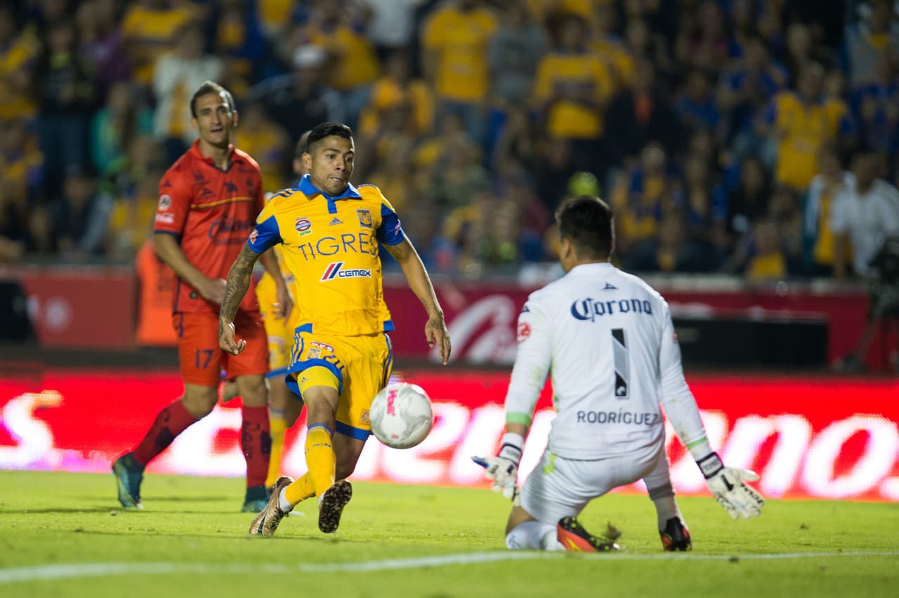 Javier Aquino, Tigres.- El compañero de André Gignac logró armar una jugada magistral para hacer un tune dentro del área grande y definir sin dejarle posibilidad a Carlos Felipe Rodríguez para detener el balón. Javier llegó al Top 10 de la Jornada 2 al sumar 11 puntos en el UD Fantasy.