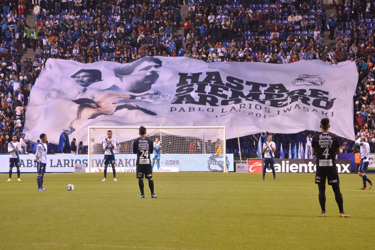 Un minuto de aplausos en honor a Pablo Larios se vivió en la antesala del encuentro.