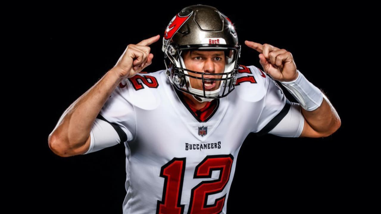 Buccaneers presume las primeras imágenes de Brady con su uniforme