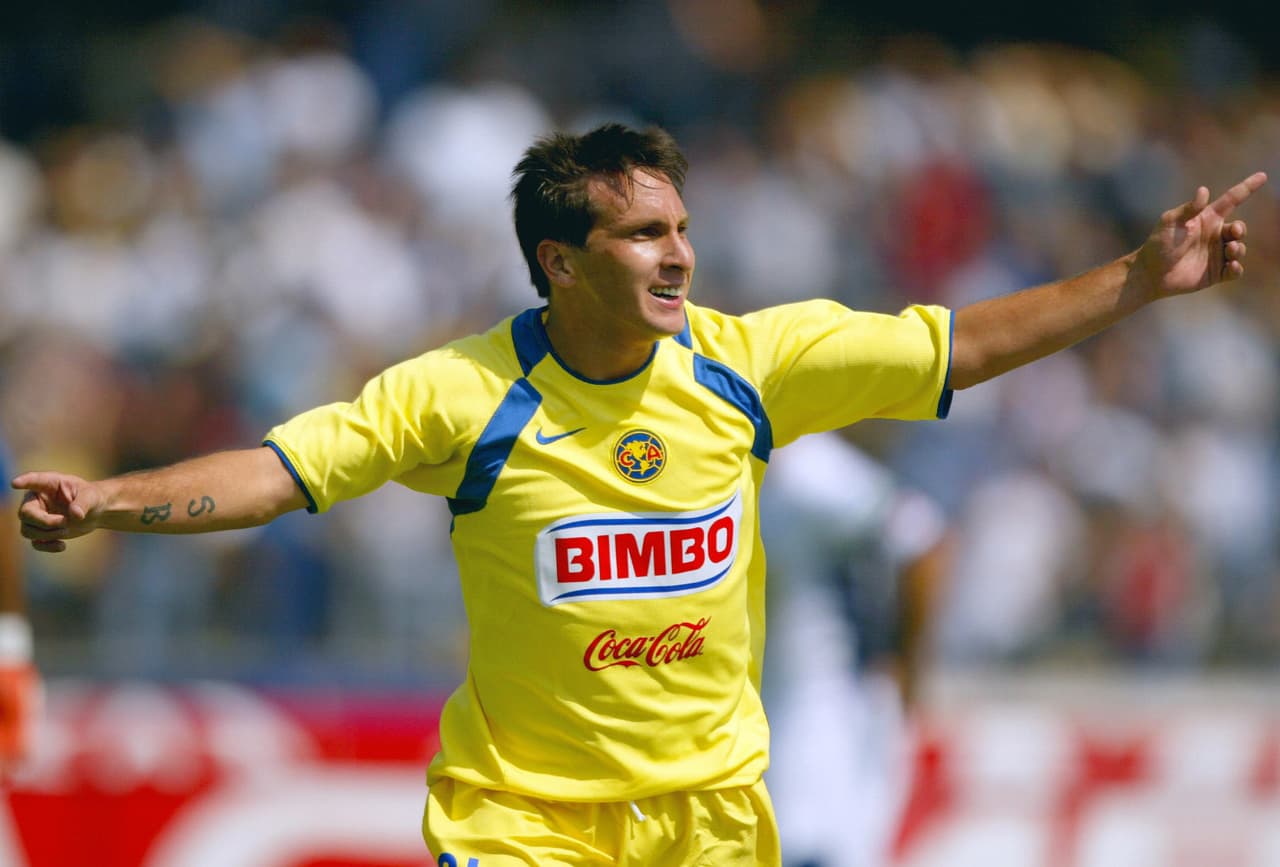 El argentino naturalizado mexicano Cristian Giménez pasó por América entre 2005 y 2006, jugando 34 partidos y marcando 5 tantos. Fue campeón con las Águilas en Campeón de Campeones.