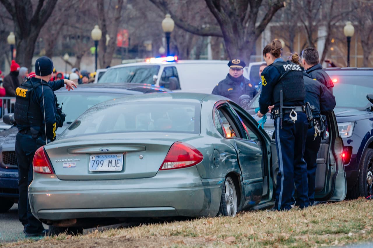 Instantes antes del desfile en Kansas City, Missouri, donde la gente ya espera a los Chiefs, se presentó una persecución que tuvo éxito.