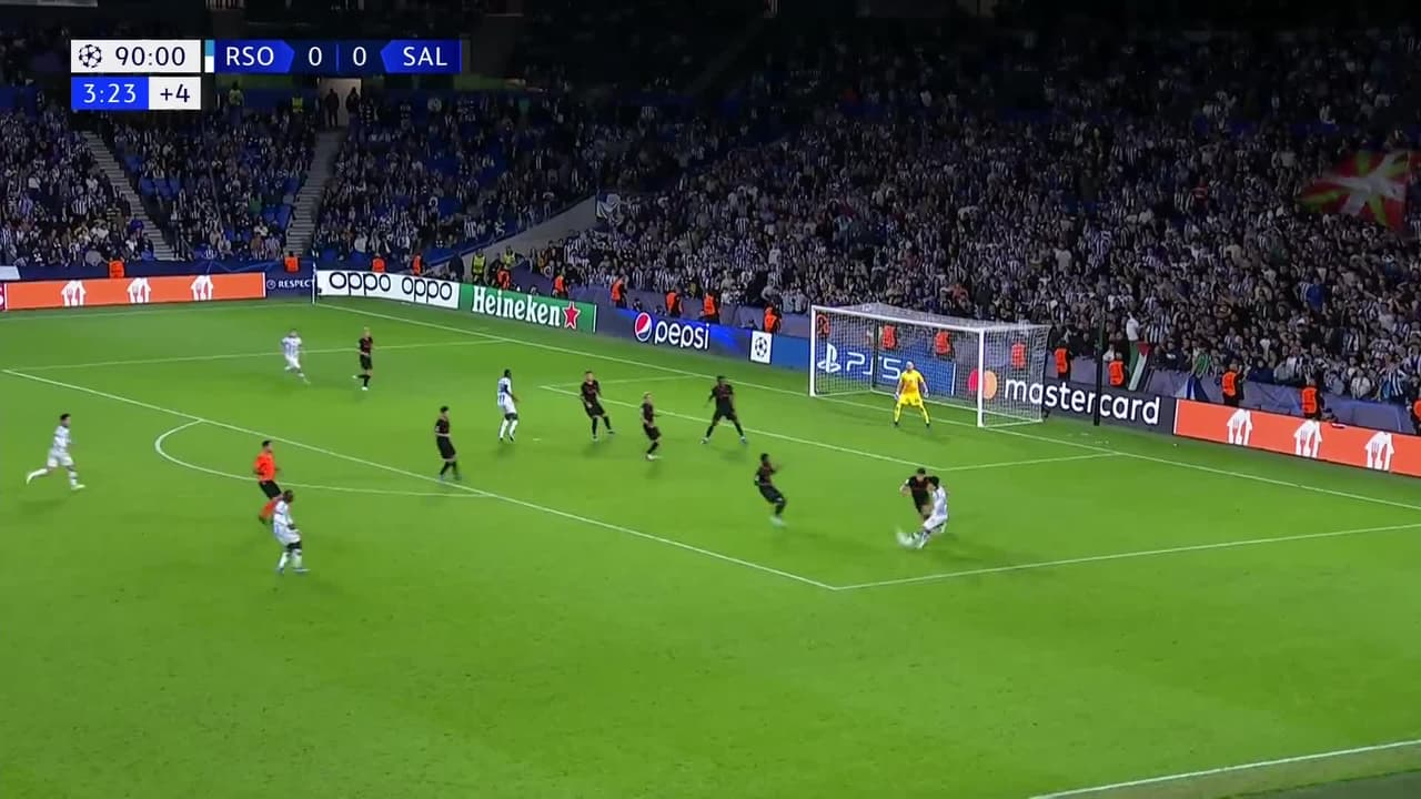 ¡TIRO ATAJADO! disparo por Takefusa Kubo.