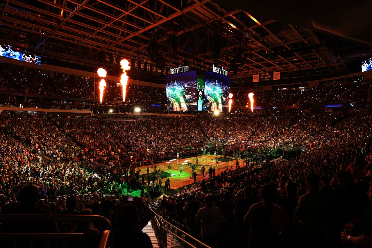 El Fiserv Forum de Milwaukee, Wisconsin, recibía el Juego 4 de la NBA con la esperanza de empatar la serie de las Finales a 2-2.