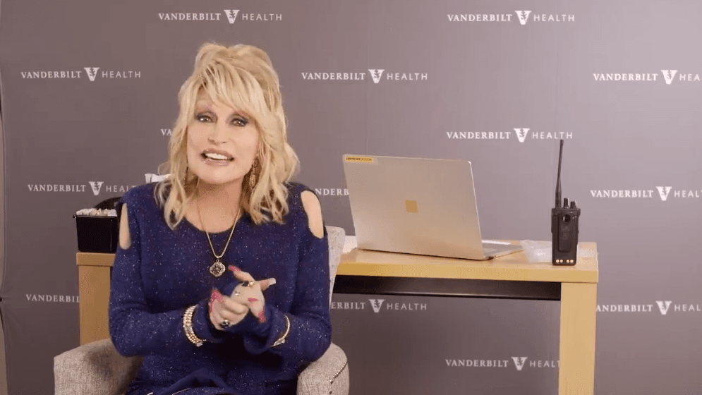 Posteriormente, Parton insistió en que la campaña de vacunación contra el coronavirus es fundamental para detener la pandemia.