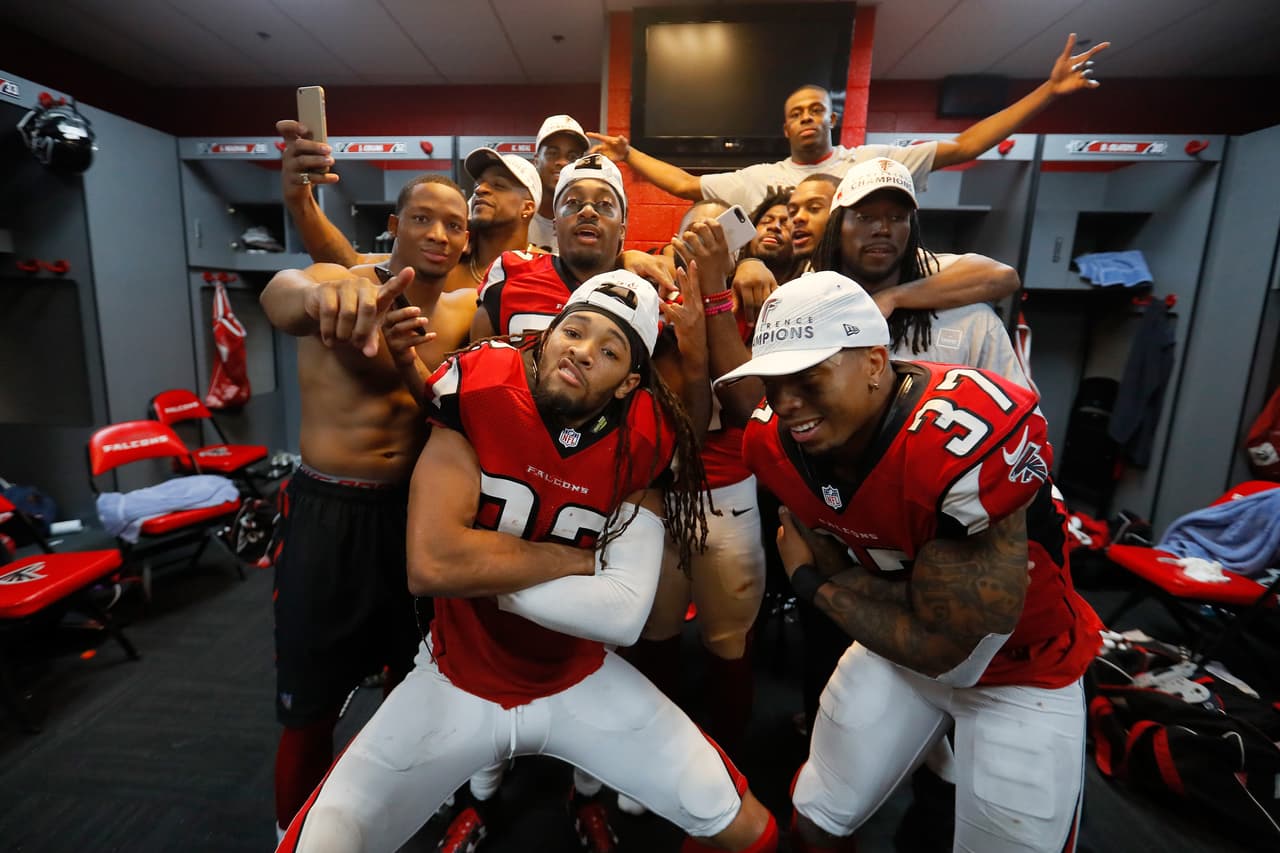 Las risas y el buen ánimo se apoderaron del camerino de los Atlanta Falcons.