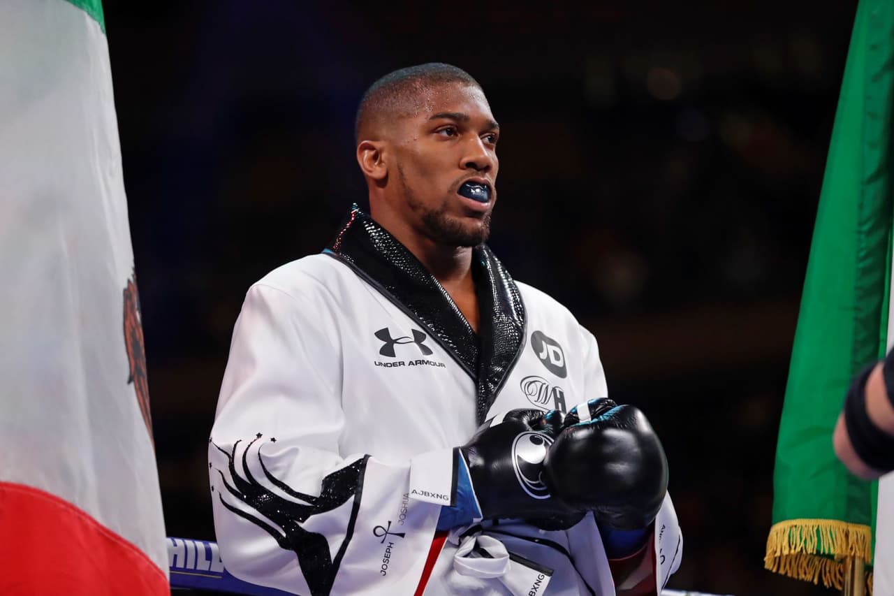 Anthony Joshua pelearía sin público por coronavirus