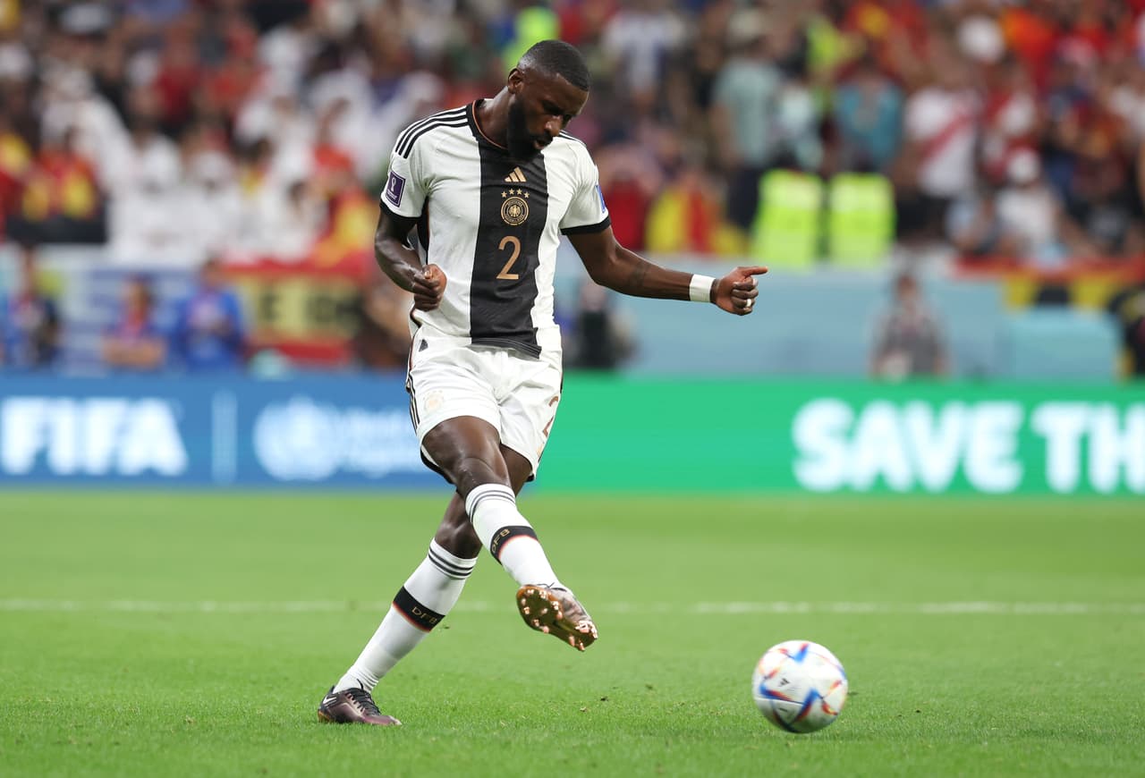 A Rudiger el anularon un gol en la primera mitad por un fuera de lugar muy apretado.