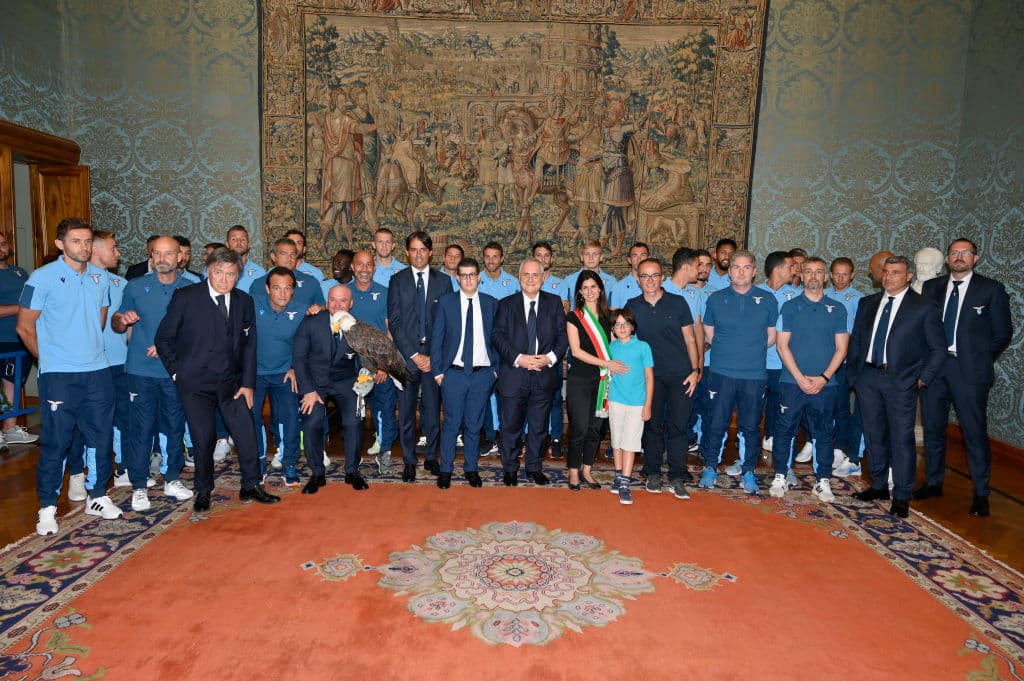 Los jugadores de la Lazio fueron recibidos en el Capitolio por la alcaldesa de la ciuda de Roma, la señora Virginia Raggi, para homenajear al equipo de la capital italiana por su éxito del pasado 15 de junio, cuando conquistaron la edición 2019 de la Coppa Italia, al vencer 2-0 al Atalanta y con lo que se clasificaron a la fase de grupos de la UEFA Europa League 2019-20. Además de la alcaldesa Raggi, estuvieron el presidente del equipo, Claudio Lotito, el técnico Simone Inzaghi, y todos los jugadores de la plantilla de las Águilas. Incluso hasta la emplumada mascota estuvo presente.