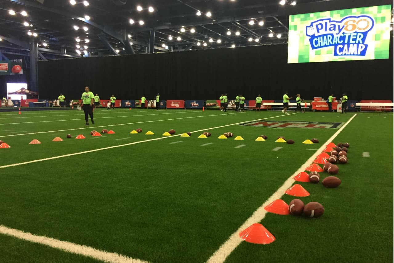 Anthony Muñoz, miembro del Salón de la Fama desde 1998, compartió su experiencia con niños y jóvenes de Houston en el lunes previo al Super Bowl LI.