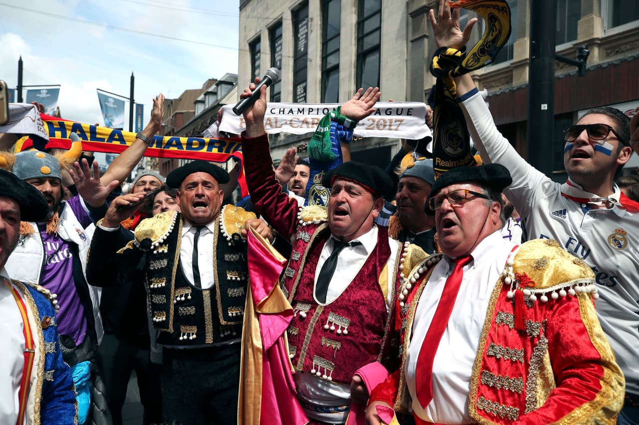 "¡Y olé! jodeee" La fiesta brava, ícono de la fanaticada del Real Madrid, está presente en Cardiff para vivir una tarde europea como pocas.