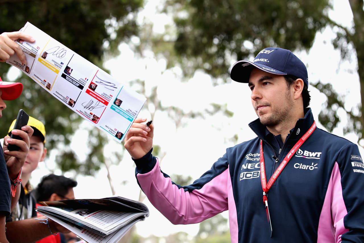 Este viernes se corrieron las dos sesiones de práctica en Melbourne en las que Lewis Hamilton fue el más veloz llegando a hacer la vuelta en 1:22:600. Sebastian Vettel y Valtteri Bottas lo escoltaron cada uno en una de las jornadas. Este sábado en la mañana será la clasificación y el domingo habrá bandera verde.