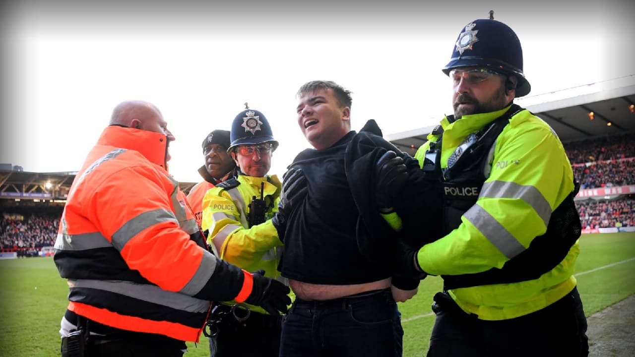 Hooligan de Leicester City baja al campo y golpea jugadores rivales