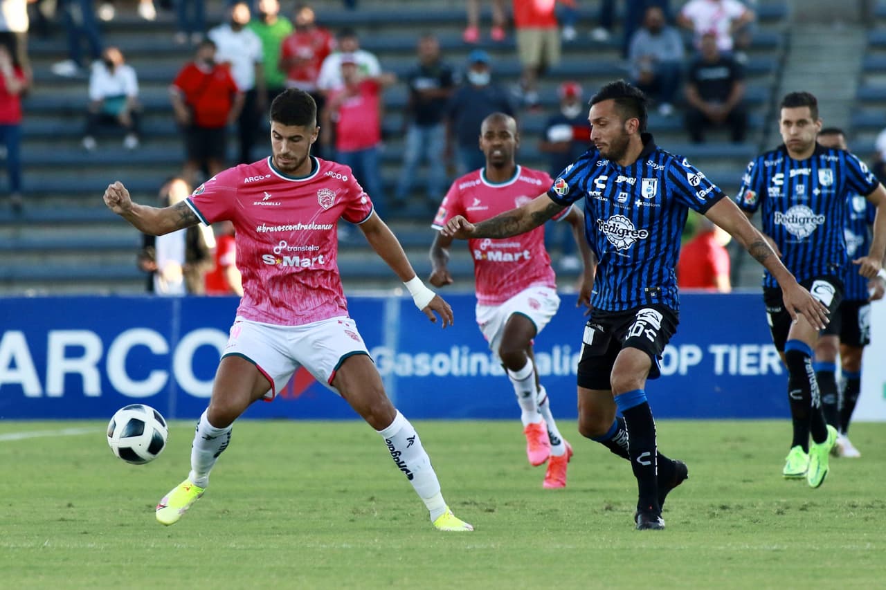 Con un uniforme conmemorativo por el mes contra el cáncer de mama, los Bravos salieron a la cancha del Benito Juárez con ímpetu y dominio.