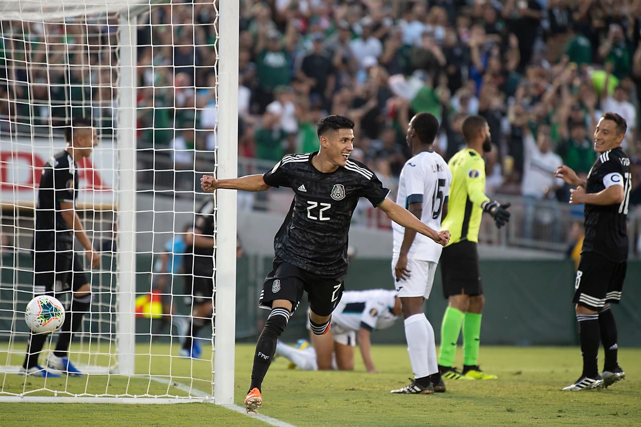 Antes de terminar el primer tiempo, al 44', Uriel Antuna celebró de nuevo, su segundo de la noche, el 4-0 para el Tri sobre Cuba.