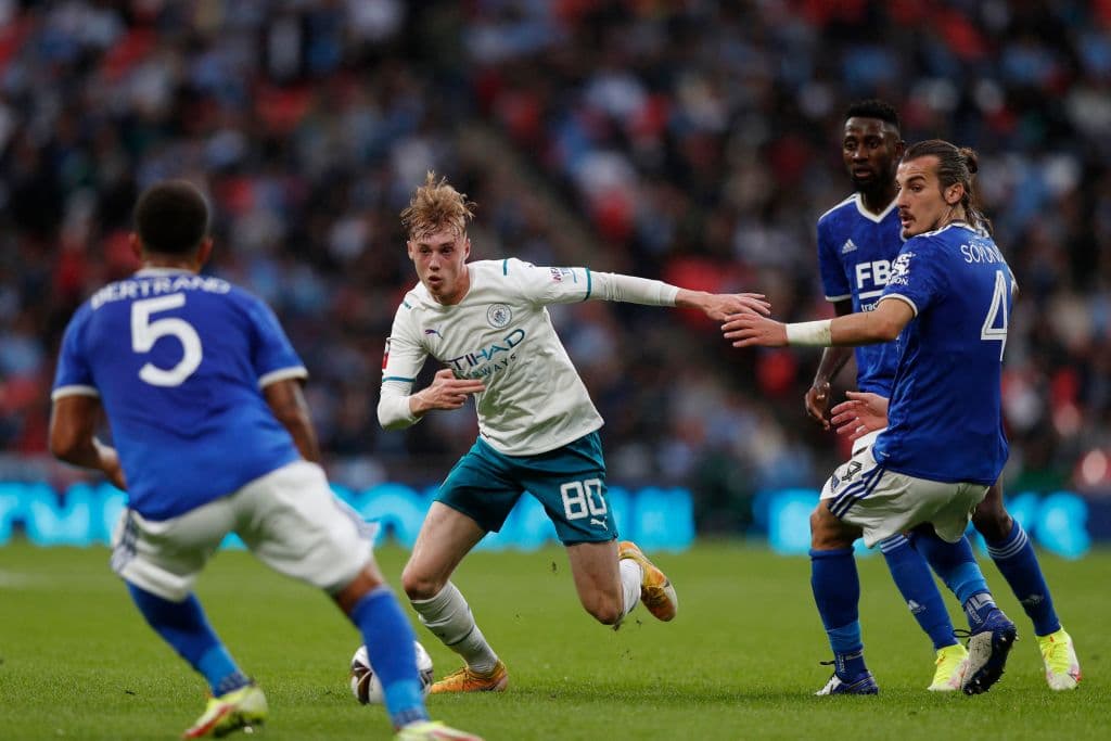 Nathan Aké comete un rídiculo penal al inuto 87 y Kelechi Iheanacho no perdona desde los one pasos y el Leicester vence 1-0 a al Manchester City.