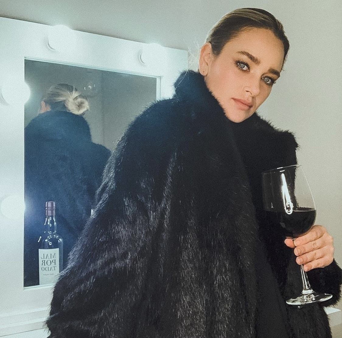 Daniela es una exitosa conductora y actriz de televisión debutando como Rebecca Lorenzini en Mamá Mechona estrenada en 2014.