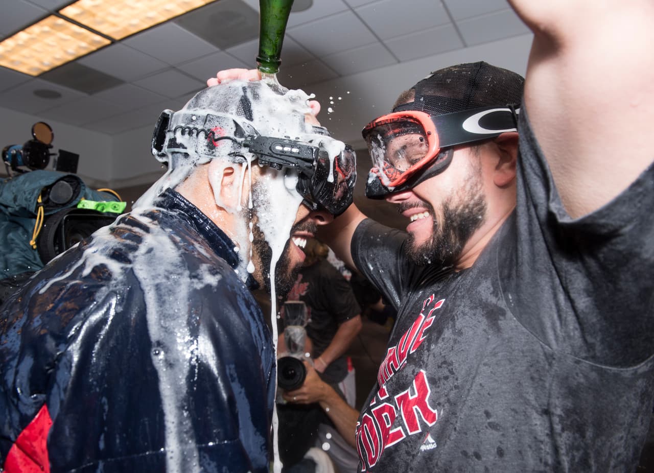Con lentes para proteger el rostro y muchas lágrimas de alegria, los jugadores de Boston estuvieron emocionados durante la celebración.