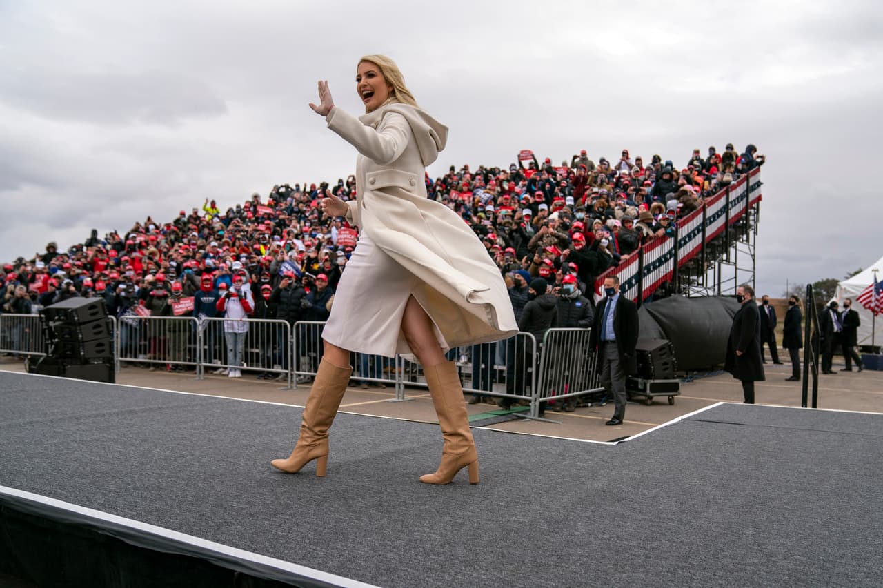También probó suerte en el modelaje, pues desfiló para Versace y participó en campañas para Tommy Hilfiger.