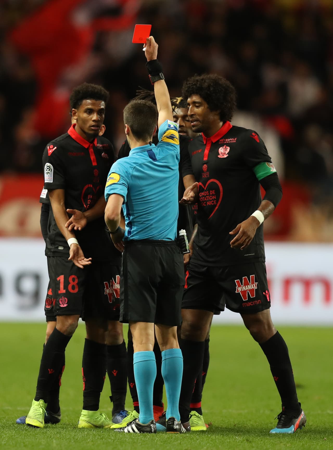 El árbitro del compromiso decidió expulsarlo con roja directa, pero no sin antes tener que revisarlo en el VAR.