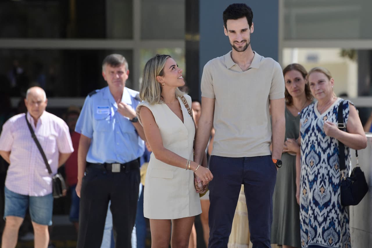 Portero del PSG Sergio Rico sale del hospital después de meses y busca volver a jugar