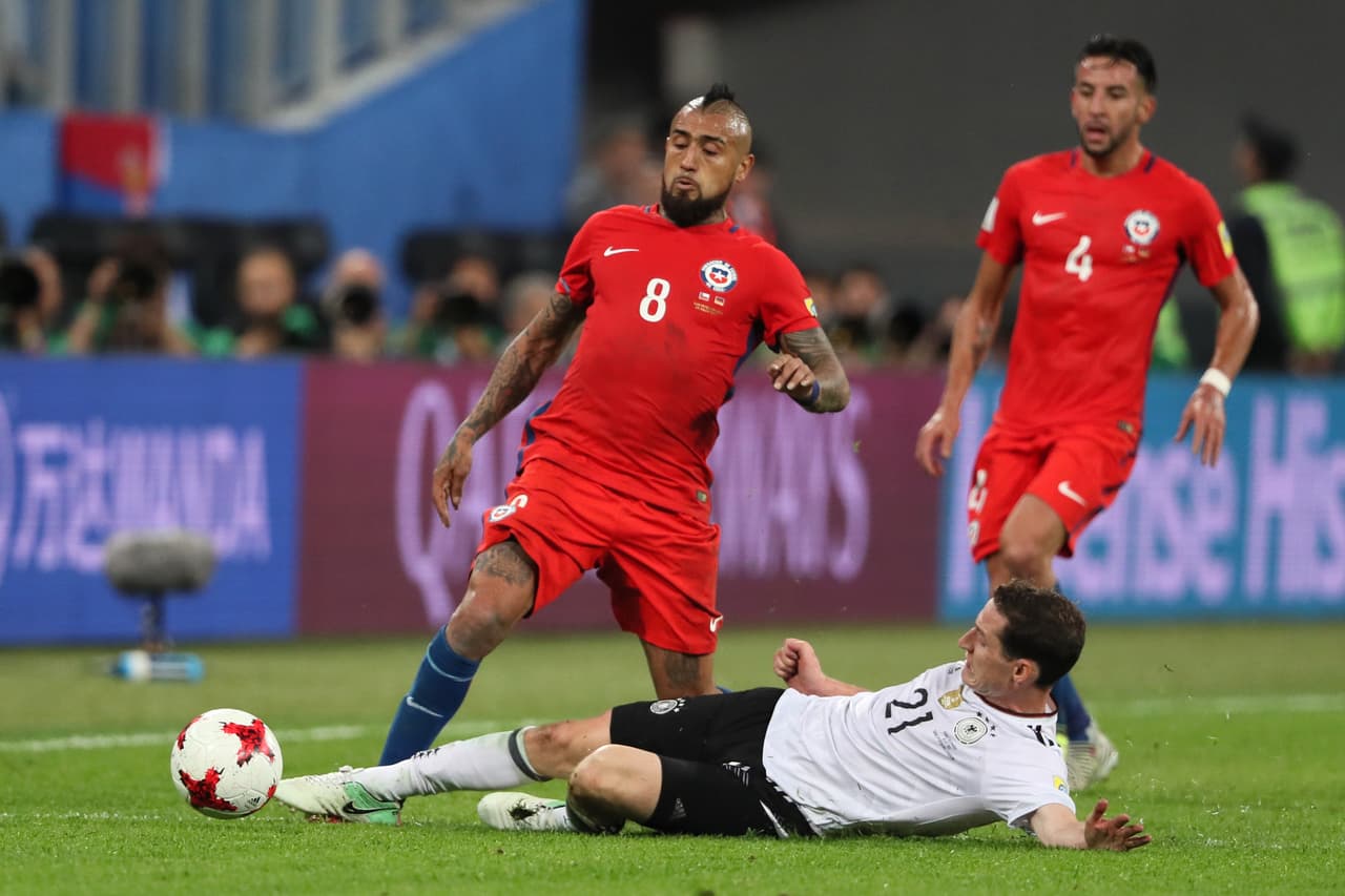 Una de las claves del sistema de espacios reducidos de Pizzi es que Arturo Vidal es un futbolista total, capaz de desplazarse adelante y atrás, por fuera y por dentro.