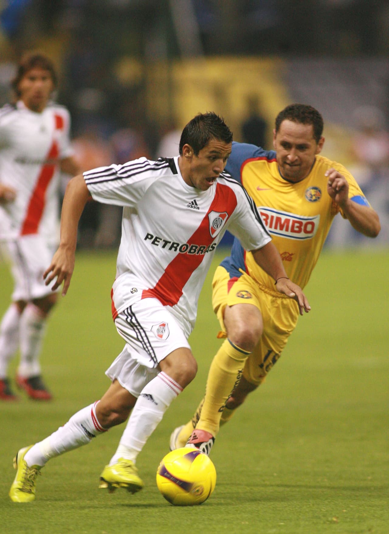 Fiel a la escuela lavolpista, Rubén Omar Romano dispuso que Germán Villa marcara de cerca a Alexis Sánchez para negarle facilidades.