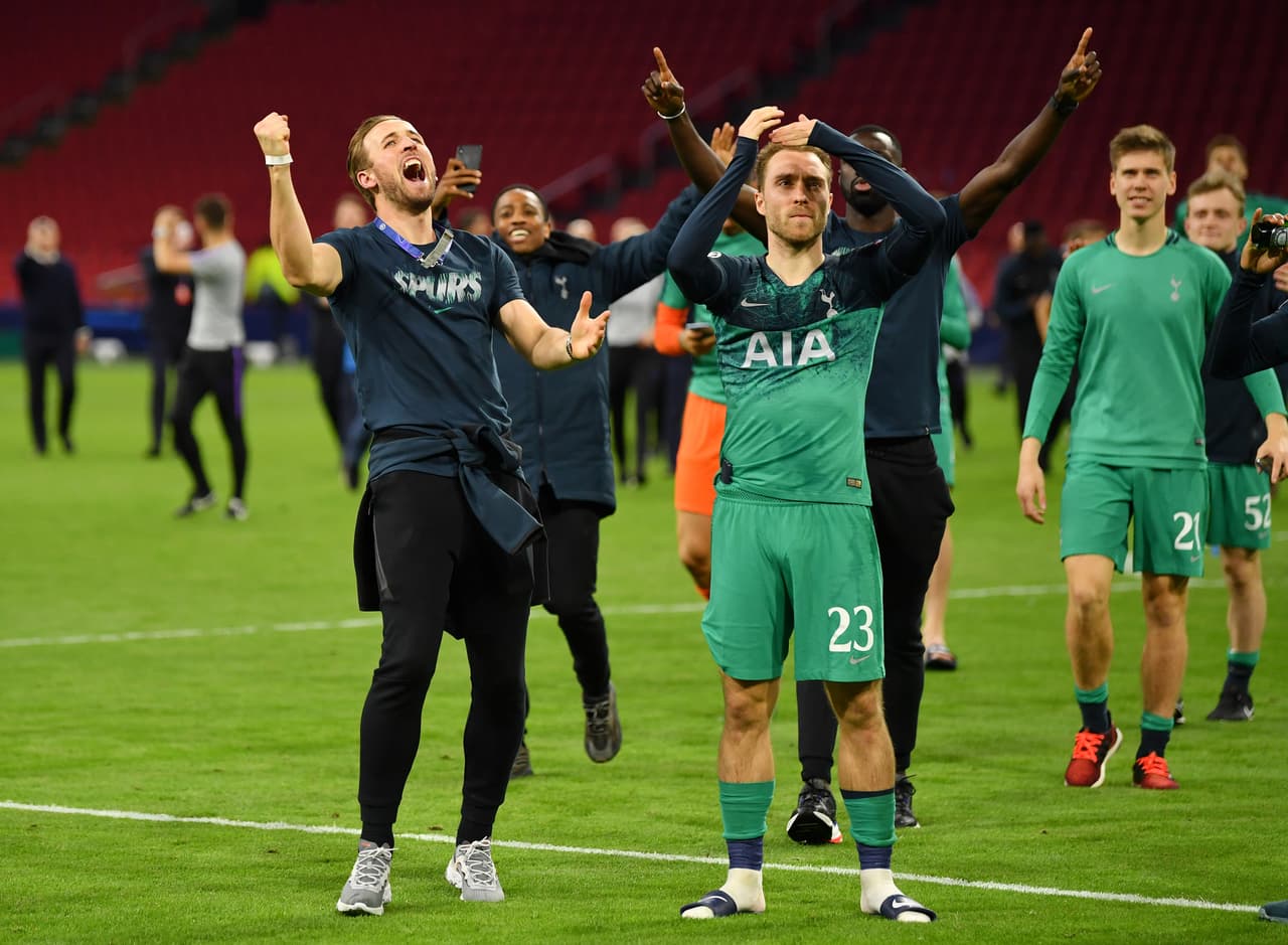 El festejo de Harry Kane por el paso de Tottenham a la Final de Champions League contra Ajax fue emotivo y tiene como hecho previo su regreso a trabajos de campo, lo que aún le abre la opción de estar en el partido contra Liverpool.