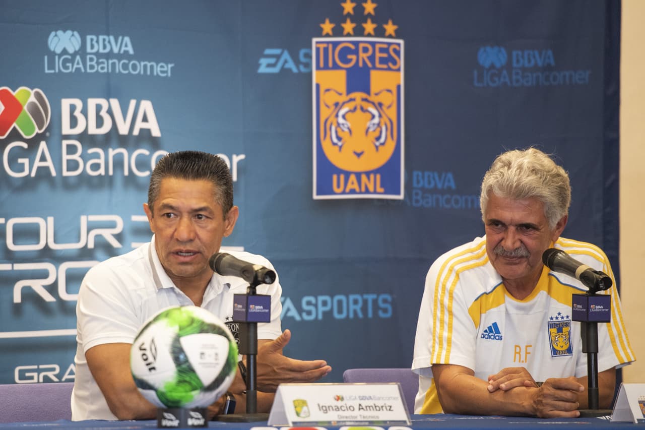 Estas son las mejores imágenes del Día de Medios que sostuvieron Ricardo 'Tuca' Ferretti, entrenador de Tigres, Ignacio Ambriz, técnico del Léon, y algunos de sus futbolistas como Carlos Salcedo, Guido Pizarro, Eduardo Vargas, Luis Montes, Ángel Mena o Fernando Navarro, entre otros, un día antes del Juego de Ida de la Final del Clausura 2019 de la Liga MX, que se efectuará en Monterrey.