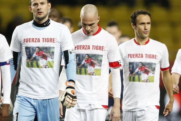 Las muestras de cariño y apoyo no faltaron alrededor del Mundo. El Mónaco, club donde juega actualmente, salió al campo de juego con playeras dedicadas a él.