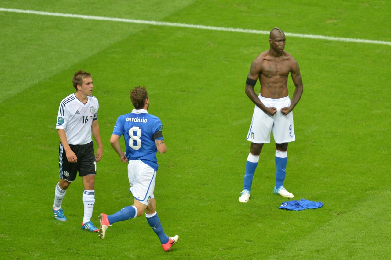 En la semifinal de la Eurocopa del 2012, el italiano Mario Balotelli anotó gol contra Alemania y decidió quitarse la camiseta y 'mostrar su fuerza'. Esa imagen se hizo viral y dio para muchos memes.