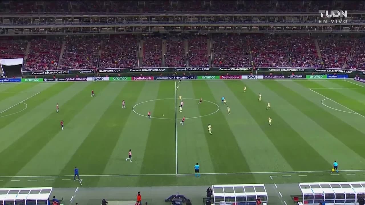 Arranca el partido y la pelota está en juego.