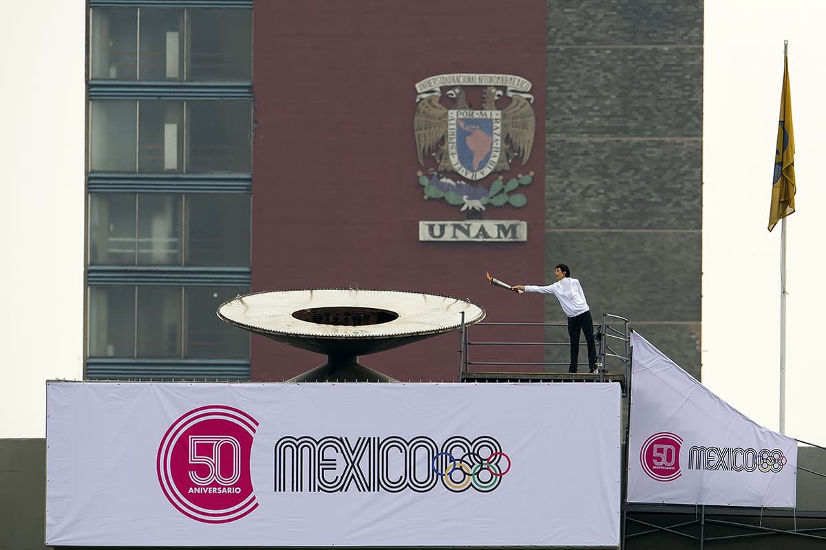 La atleta Enriqueta Basilio se encargó, al igual que hace 50 años, de encender el pebetero en el Estadio Olímpico Universitario.