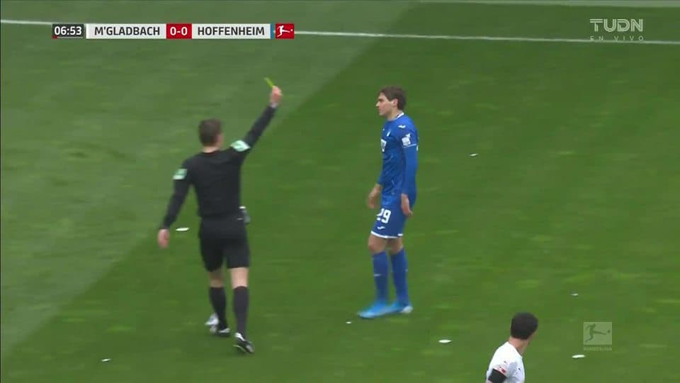 Tarjeta amarilla. El árbitro amonesta a Robert Skov de TSG 1899 Hoffenheim