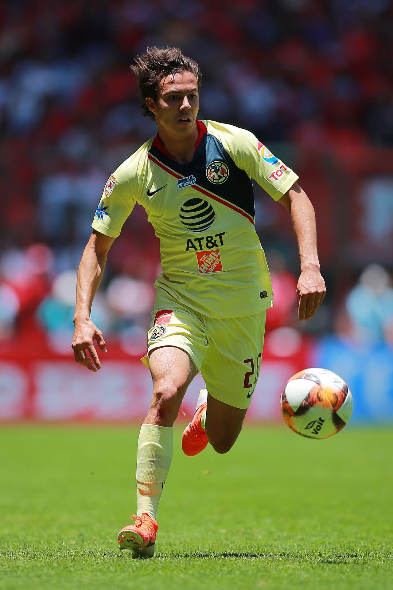 Córdova podría flanquear a Guido Rodríguez en la contención, asumiendo una responsabilidad más defensiva y apoyar en la salida desde campo propio.