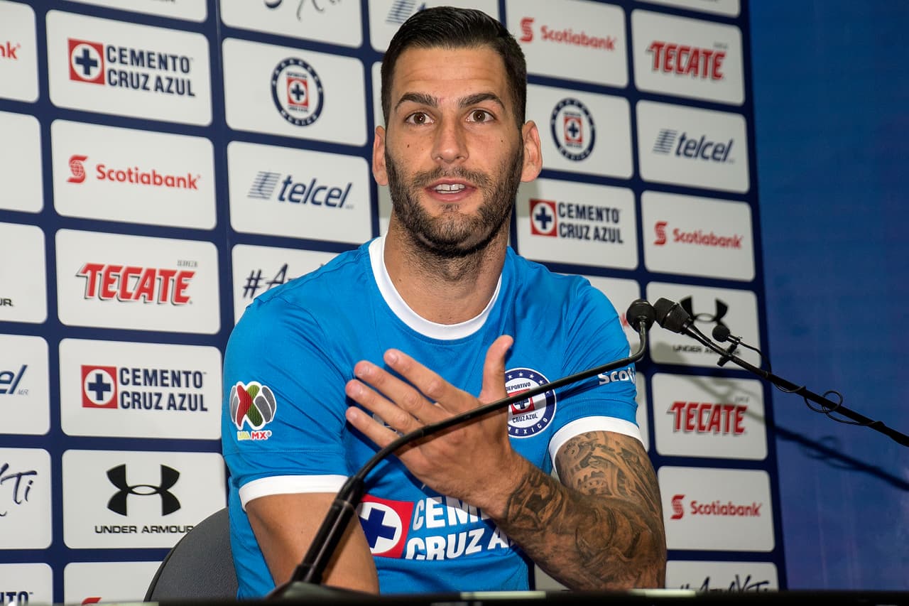 El español Edgar Méndez fue el más buscado en la presentación.