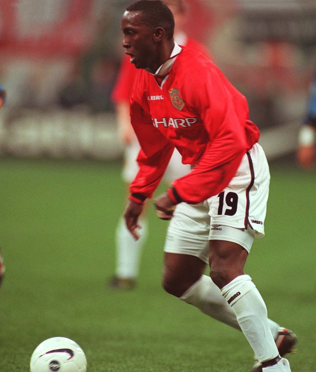 La playera del Manchester United de 1999 pasó a la historia por ser el primer ganador de triplete de Champions, Premier y Copa, atuendo que podría motivar al propio José Mourinho. 
<a href="https://www.univisiondeportesfanshop.com/storeitems?ss=manchester-united" target="_blank">Vea acá más jerseys.</a>