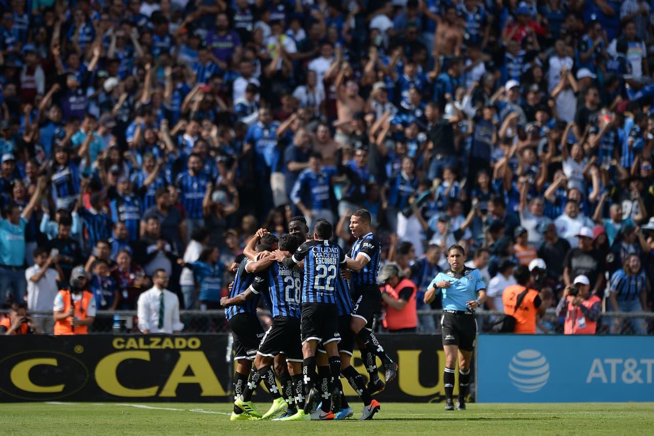 Tres goles de Gallos, obra de Luis Romo y Jair Pereira, fueron suficientes para derrotar a un Cruz Azul que no conoce la victoria en el Apertura 2019.
