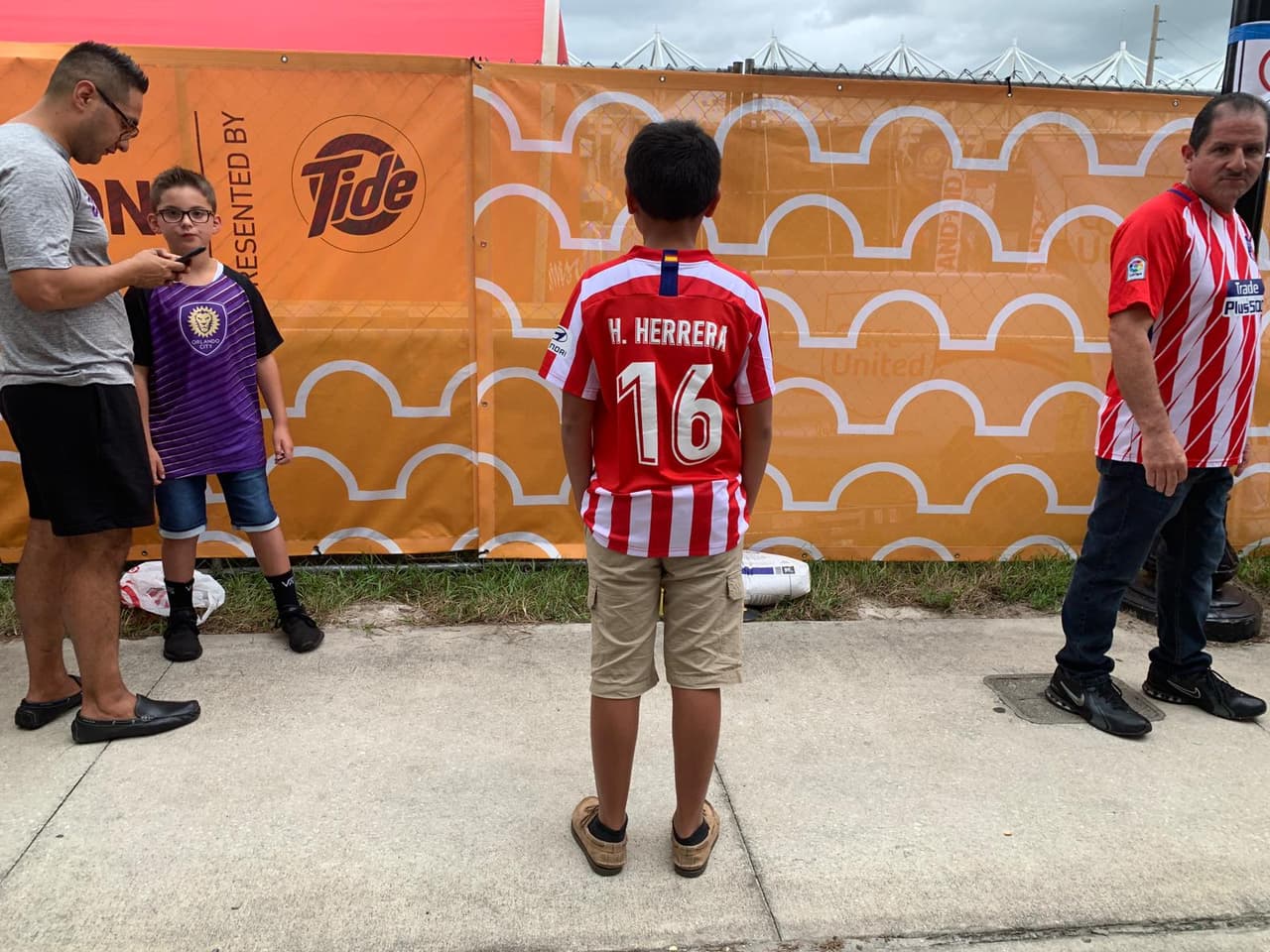 Este joven aficionado luce la camiseta de Héctor Herrera, flamante refuerzo rojiblanco.