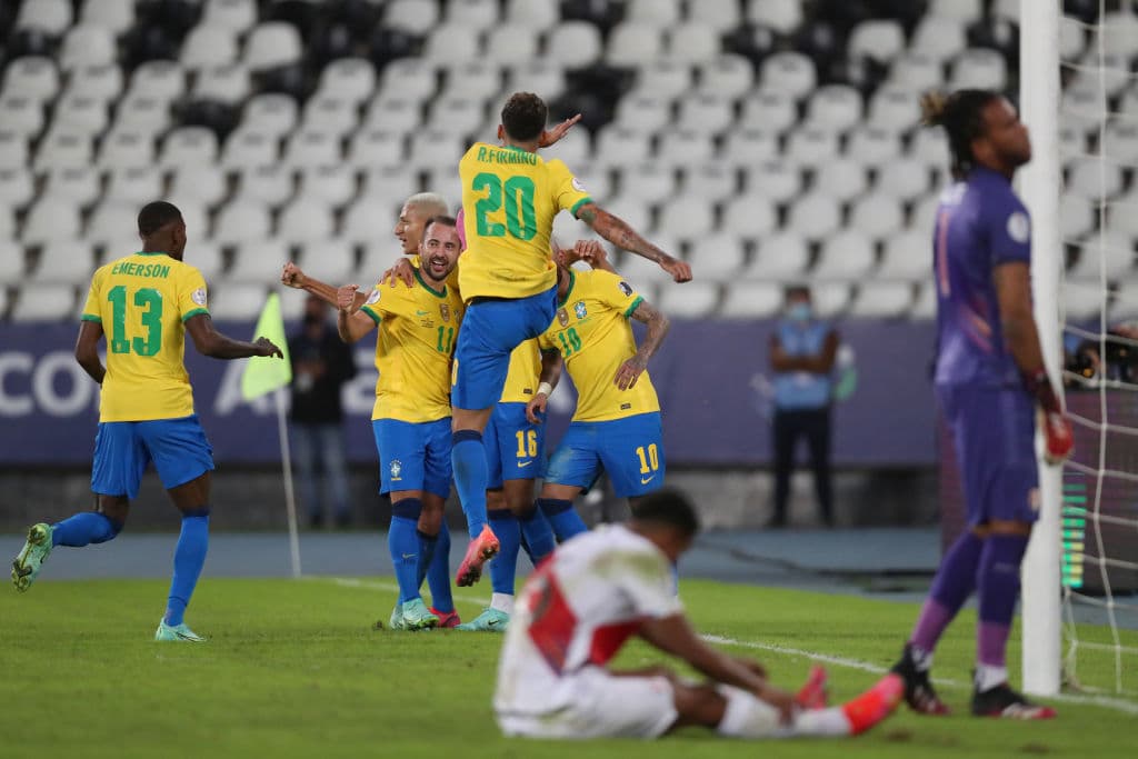 Perú no logra meter ni las manos y Brasil se los hace pagar caro con una golead a de 4-0.
