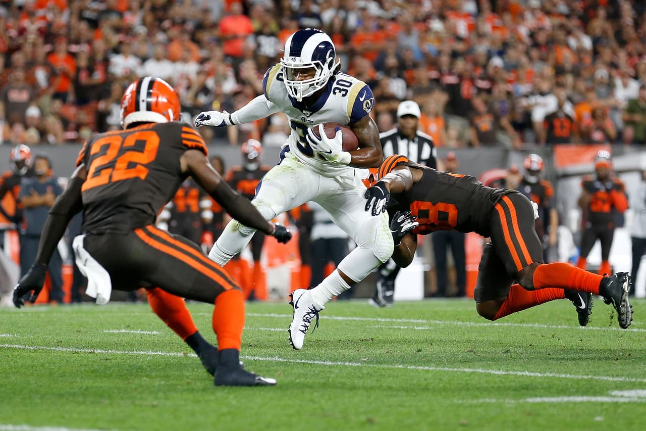 <b>Cleveland Browns 13-20 Los Angeles Rams</b>. Todd Gurley se enfrenta a la defensiva de los Browns.