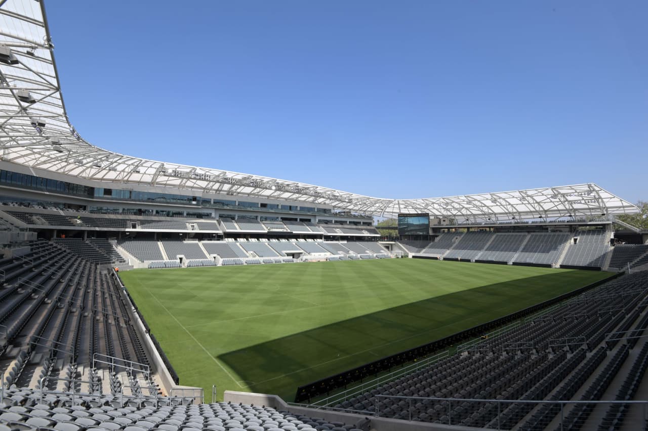 Fue el primer estadio al aire libre construido en la ciudad de Los Ángeles desde 1962.
<br>