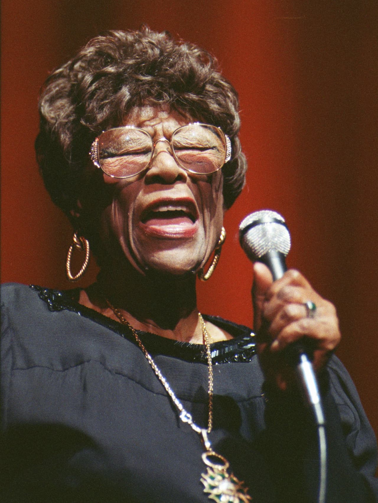 Mercury visitó Suiza y fue a un festival de jazz donde Ella se presentó y quedó encantado.