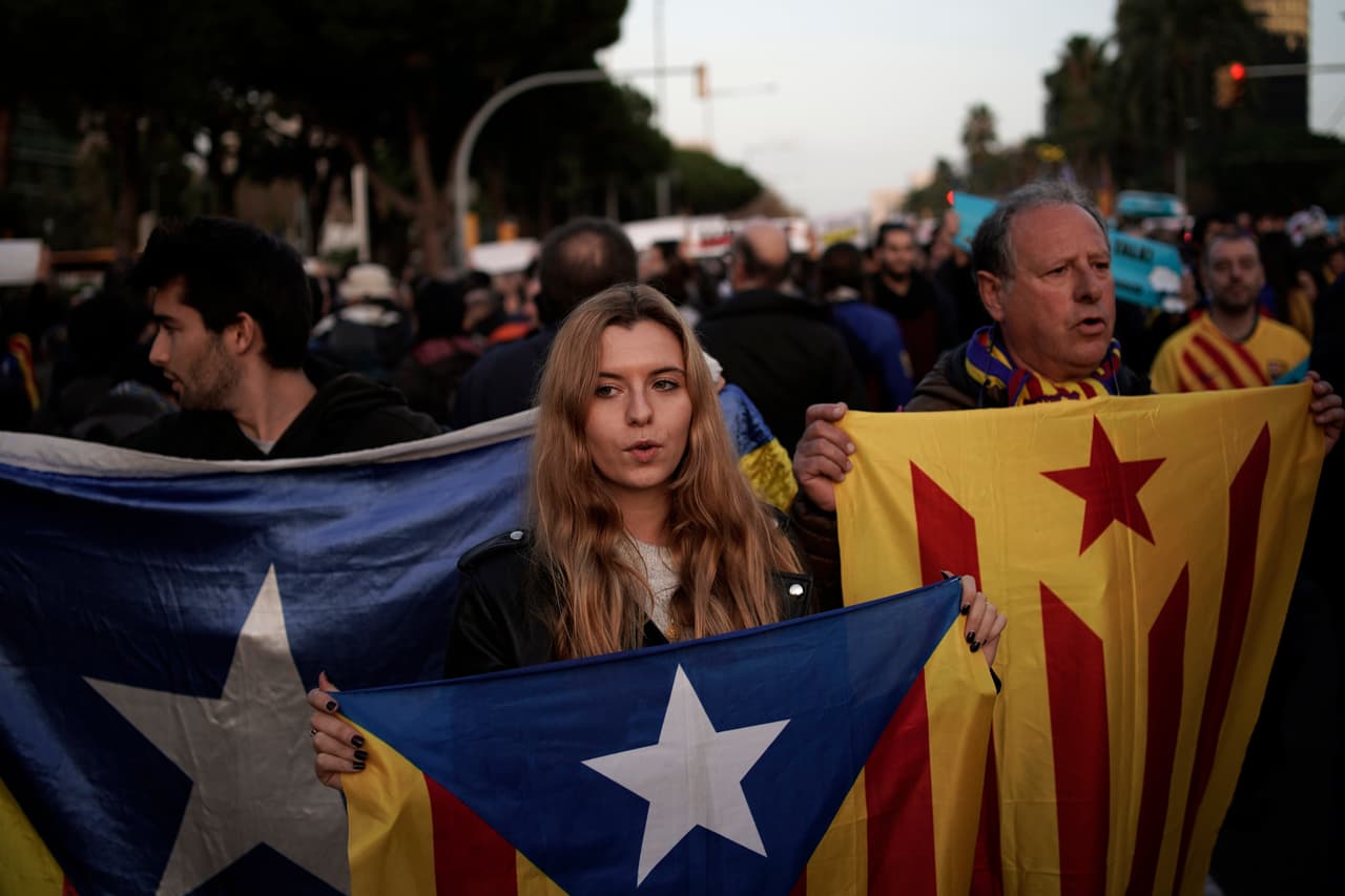 De forma pacífica, los catalanes se manifestaron con pancartas, balones y cantos al ritmo de 'Spain, sit and talk'.