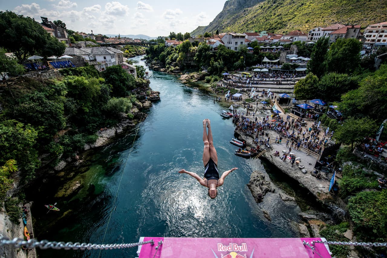 La prueba dejó postales hermosas como esta sobre el río Neretva, considerado el río más frío del mundo llegando a alcanzar solo 7 y 8 grados celcius en verano.