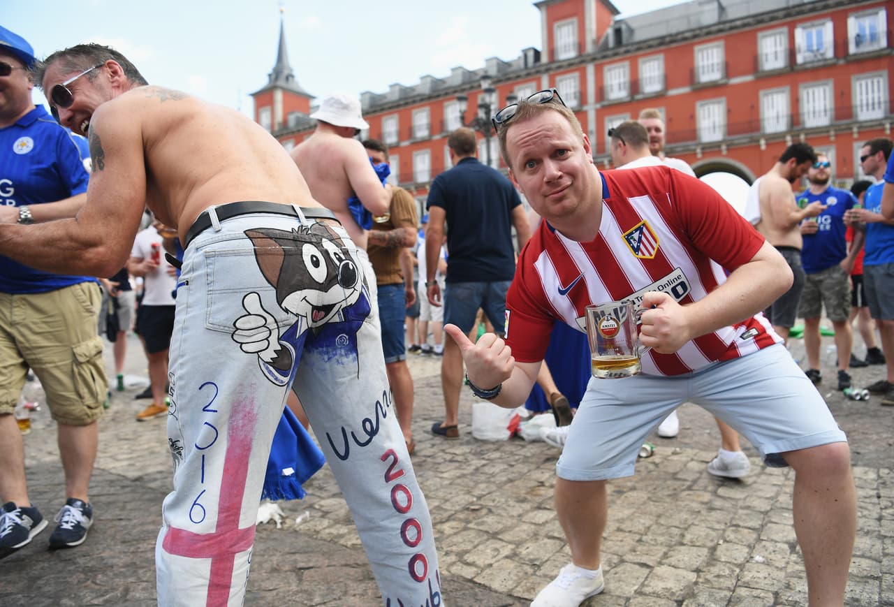 A pesar de cualquier ironía de los locales con los 'Zorros', en la Plaza Mayor se vivió una fiesta con la mejor actitud.