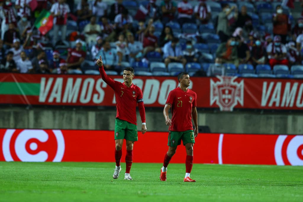 Cristiano Ronaldo anotó el primer gol y abrió la llave para que Portugal goleara 3-0 a Qatar.