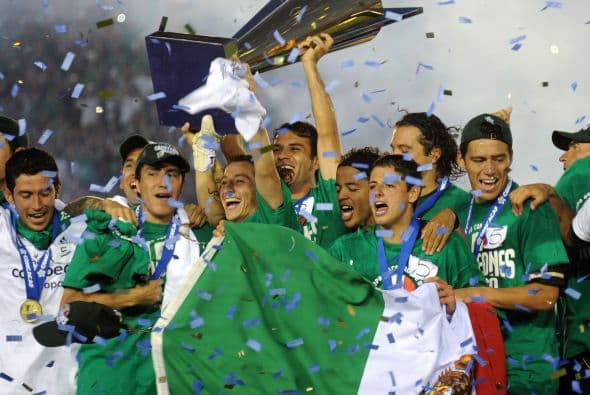 Cobijados en la bandera mexicana, los jugadores levantaron la Copa Oro.